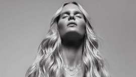 El sol, la sal, el cloro y el exceso de agua empeoran la salud del cabello, haciendo que parezca apagado, seco y quebradizo, justo en la época del año donde nos apetece lucir más radiantes 