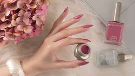 Une explosión de los tonos de preciosas y coloridas flores para manicuras que ponen el acento en la belleza y la perfección de las uñas femeninas. Así es la nueva colección de esmaltes de Biogel