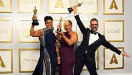 El único Oscar para el cine español en la 93ª edición de los Oscar. Sergio, nacido en Sevilla, cántabro de adopción acudió a la gala acompañado de su marido, junto con el que posó en la alfombra roja minutos antes de recibir la preciada estatuilla