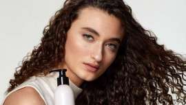 Nos lo cuenta un experto, el estilista valenciano Arturo Rosaleñ, quien nos aporta sus tips más profesionales para cuidar y mantener en el salón y en casa el cabello rizado más chic de tus clientas que es tendencia  