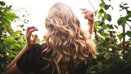 Vamos a descubrir en qué consiste la coloración de moda para el cabello, la técnica de mechas balayage, sus diferentes tipos y en qué clase de melenas y cómo se hacen según el estilista y tú os decidáis por unas u otras