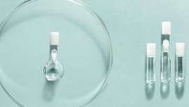 El biopolímero se fabrica combinando fibras naturales y residuos no o vinculados a la cadena alimentarios, sino de recursos renovables y materiales naturales, alternativa a los polímeros sintéticos