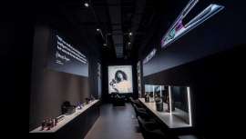 The Beauty Lab es la zona de la nueva tienda Dyson en nuestro país, concretamente en Barcelona, distrito de Sant Andreu, donde probar su tecnología para el cabello. Y no solo eso, cuenta con salón de peluquería 