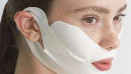 Los depósitos de grasa facial a veces, como puede ocurrir con el uso de la mascarilla, se ven desplazados hacia zonas como la mandíbula o el área de la ojera, cambian la cara y la envejecen. Le ponemos solución