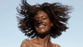 Y lo celebra con figuras llegadas de los cinco continentes y mucho más, caso del anuncio de los ganadores de sus premios ITVA, así como propuestas no solo artísticas sino también empresariales. Un evento que puedes visionar hasta el 25 de mayo