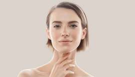 Este polihidroxiácido mejora la textura y luminidosidad de la piel, exfolíandola suavemente sin producir irritación ni arriesgando la barrera hidrolipídica, a diferencia de otros ingredientes de semejante naturaleza