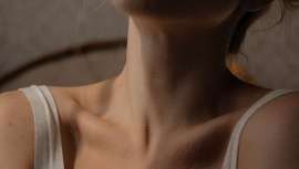 El uso de los dispositivos móviles y las nuevas tecnologías ha provocado que forcemos la postura del cuello provocando su envejecimiento prematuro. Un problema que tiene solución