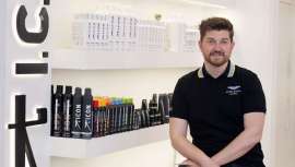 Artífice de La 29 by Noé Puigpey, Noé es un peluquero de su tiempo al frente no solo de su salón y equipo sino explotando otras vías como MiPelazo, su web de venta on-line de producto. Siempre con una máxima, la plena satisfacción del cliente