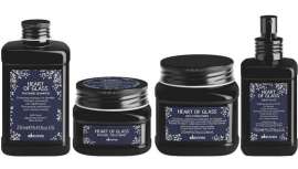 Champú revitalizante, bálsamo acondicionador, tratamiento fortalecedor y fluido termoprotector, para hacer de cada rubio una apuesta de seducción reciclable, en un envase en negro brillante superelegante y con huella de carbono neutra