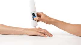 El Delfin MoistureMeterSC es una herramienta funcional, práctica y básica para el profesional de la belleza que actúa de forma precisa y sensible para medir la hidratación de la superficie de la piel