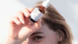 Este sérum anti-UV corrige arrugas y manchas, actuando además contra el estrés oxidativo y la contaminación