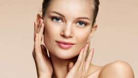 Y no solo eso, además de refrescar y tratar el envejecimiento, ayuda a que el maquillaje se fije y no se transfiera a la mascarilla