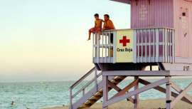 La marca acaba de donar a Cruz Roja 6.000 productos de protección solar para los miembros que este verano velarán por la seguridad de los bañistas en la playa