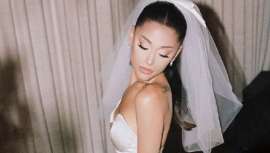 La famosa y guapa Ariana Grande se ha casado por sorpresa, en la intimidad, y con un Vera Wang espectacular. Para el peinado, una coleta supertirante, acabada en cascada de ondas, un look para soñar 