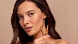 Esta nueva ampolla es una emulsión fluida, cuya fórmula recoge una perfecta combinación de activos que protegen y cuidan de la piel