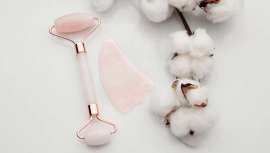 Contiene la herramienta milenaria, hoy más actual que nunca, para rejuvenecer a la vez que proporciona el máximo bienestar. El set de Mima Rose es lo que todas tus clientas quieren. Rodillo de cuarzo y piedra gua sha para masajes