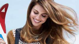 Esta técnica exclusiva de los salones de Jean Louis David aporta un brillo sin igual al cabello y lo aclara ligeramente para que luzca sano y lleno de vida