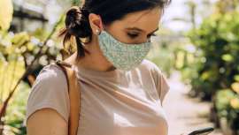 Las mascarillas protegen nuestra salud y la de los demás, pero ¿nos protegen también frente al sol? Con mascarilla, usa fotoprotección