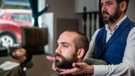 Tres profesionales peluqueros nos hablan de una serie de trucos, consejos y cosméticos necesarios para lucir un pelo y una barba en perfectas condiciones a pesar de las mascarillas y el calor