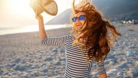 Desde Maison Eduardo Sánchez nos recuerdan que proteger nuestro pelo de los excesos de sol, sal y cloro de las piscinas es imprescindible para salvaguardar nuestra melena de la época estival