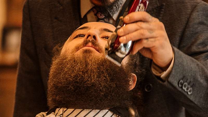 Guía paso a paso del cuidado profesional de la barba con WAHL