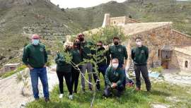 Tahe promueve el respeto al medioambiente a través de su grupo de acción “Plantabosques Tahe”, que cuenta con setecientos miembros que llevan a cabo distintas iniciativas entre las que destaca la plantación de mil árboles desde su creación 