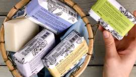 La firma cosmética italiana lanza una nueva línea de champús en formato sólido: Essential Haircare