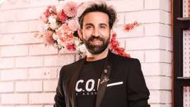 Así lo asegura, y practica, esto es lo más importante, Alfredo Lucas García, profesional al frente de un salón de culto, Alfredo Styler, el proyecto de un artista, a la par peluquero, que trasciende lo habitual para convertirse en extraordinario 