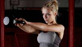 El deporte también ayuda a combatir el acné, ya que el sudor arrastra la suciedad y las toxinas de la superficie de la piel