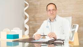 Al frente de la Clínica Novoa, con centros en A Coruña, Vigo y Santiago de Compostela, este cirujano plástico de reconocido prestigio es una de las principales autoridades en su materia, incluida la teoría y la práctica del antiaging