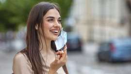 El uso prolongado de las mascarillas ha llevado nuestra piel al límite, favoreciendo la aparición de alteraciones cutáneas, granitos e incluso brotes de acné. Ahora, además, hemos de prevenir y tratar su envejecimiento 