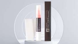 La forma de la boquilla de este lápiz hace que sea más fácil aplicar cera lo más cerca posible de la línea de la frente o en áreas sensibles, Flawless Precision Wax Pen by Loreta 