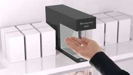 Este dispositivo sustituye al típico frasco probador de las tiendas, facilitando el contacto con el producto y la experiencia de compra del consumidor