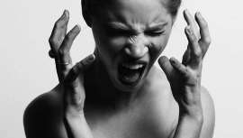 Líneas de expresión que no solo transforman y envejecen el rostro sino que provocan arrugas que nunca antes existirían a consecuencia de los gestos inequívocos del enfado