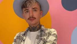 Propietario de RIAH Hair Studio LGBTQ + en Brighton, Reino Unido, este estilista y creador de pelucas, educa desde la firma en la inclusión y no discriminación de género en los salones y entre profesionales y clientes