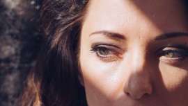 La irrupción de la mascarilla en nuestras rutinas también es algo a tener en cuenta a la hora de hablar de factores que potencian, por ejemplo, el ojo seco entre otras afecciones