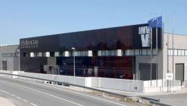 O global dos processos de produção e consumo de energia do famoso grupo de cosméticos, converte às renováveis na sua principal fonte de fabrico, instalado painéis de energia solar para uma produção de 1 milhão de KWH