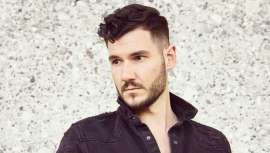 Um clássico da barbearia cada vez mais urbano e altamente procurado pelo cliente masculino em cabeleireiro e a barbearia, que além disso permite diferentes formas ao acabado, para homens urbanos em todas as circunstâncias