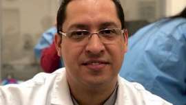 La International Society of Hair Restoration Surgery (ISHRS) que agrupa a los mejores cirujanos de la especialidad en el mundo, reconoce la labor y pericia del doctor venezolano, cirujano plástico y capilar, además de docente, Carlos Bruces Molina