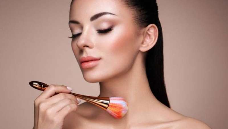 Las cinco zonas corporales, que no sabías, pero vas a iluminar con makeup este verano