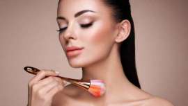 Cuando creías que tenías dominado el arte del highlighter en tu rostro, llega Cristina Lobato y te dice que este verano también vas a iluminar tu cuerpo