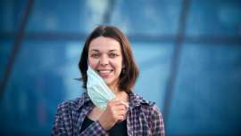 Los Centros para el Control y la Prevención de Enfermedades de EE.UU. han anunciado que las personas completamente vacunadas pueden dejar de usar mascarillas, tanto en el exterior como en interiores, caso de los centros de belleza y peluquerías