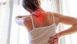 La AEF recomienda mantenerse físicamente activo y no cargar durante periodos prolongados de tiempo más del 10% de nuestra masa corporal. Sin embargo, las bolsas de supermercado pueden pesar 12 kg y los problemas musculares se agudizan