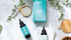 El plena revolución del rizo, con cada vez más adeptas a bucles y ondas, la permanente ha recuperado de un tiempo a esta parte gran protagonismo, exigiendo un producto natural de resultado excepcional como es KcFree Perm, lo último de K89