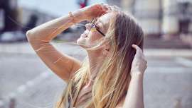 Factores como la exposición solar, el agua del mar o el cloro de las piscinas pueden fomentar la rotura del cabello, según la clínica de medicina capilar MC360