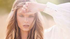 Eduardo Sánchez, director de Maison Eduardo Sánchez, da las claves para minimizar uno de los efectos más temidos de los meses estivales: el frizz