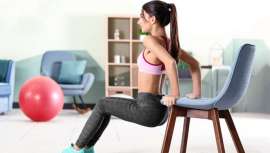 Los expertos aconsejan mantener la columna vertebral recta y elegir una superficie lo suficientemente firme que se adapte a las curvas de nuestro cuerpo