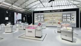 E para o celebrar, uma nova revolução. Chanel Factory 5, espaço pop-up dedicado ao aroma, que oferece 17 novos produtos de beleza com a fragrância centenária no coração apostando pela inovação que rege o futuro da beleza