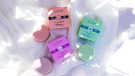 Los laboratorios presentan la primera gama de champús sólidos que genera espuma. Esta gama cuenta con un 95% de ingredientes de origen natural, es vegana, plastic free y animal friendly