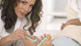 Merecen mucho más cuidado del que se les presta y brillan con luz propia en verano. Los pies tienen en la pedicura un aliado indiscutible de beneficio para el salón.